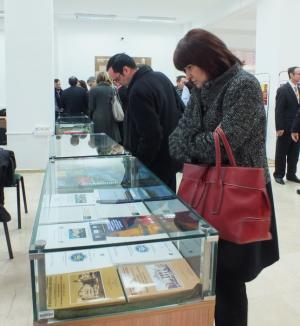 Universitari la raport: Cărţi şi reviste academice expuse la Bibliotecă (FOTO)
